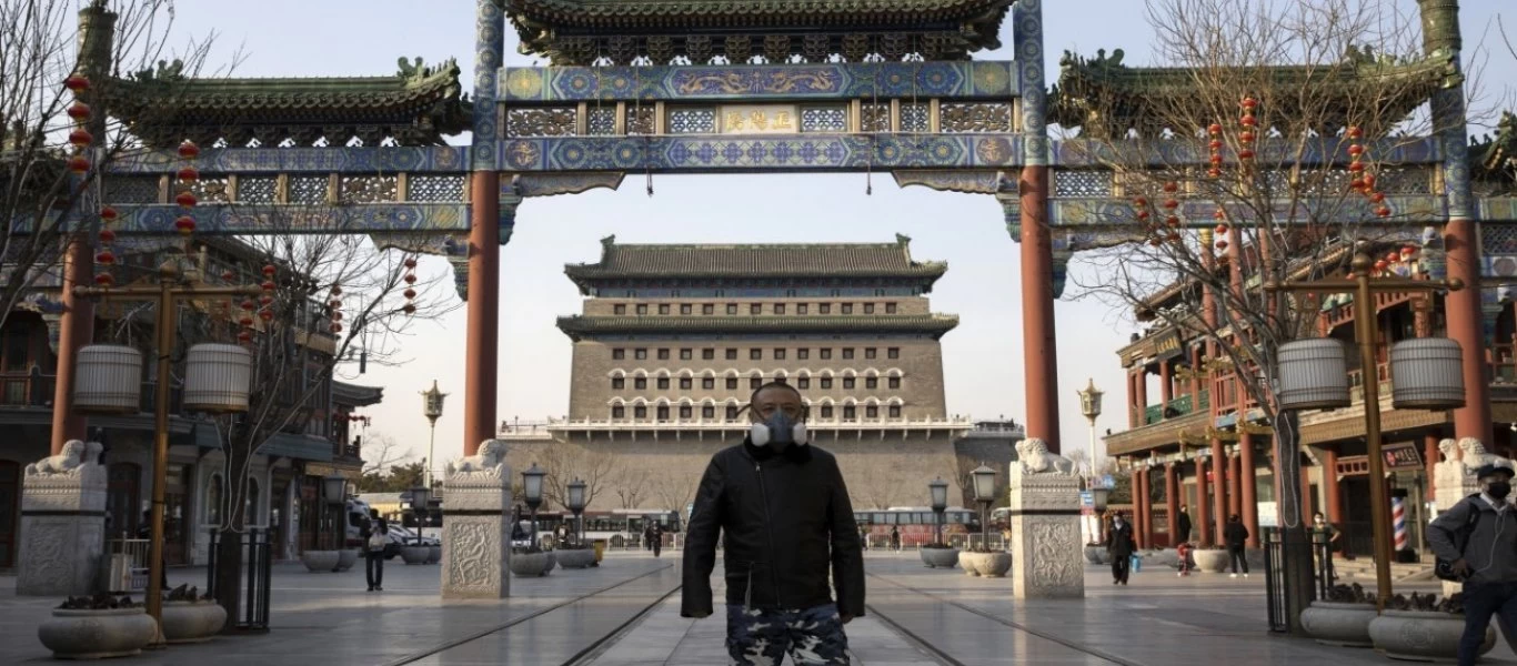 Κίνα: Το ΥΠΕΞ αρνείται τις κατηγορίες Τραμπ - «Κοινή διεθνής πρακτική η αναθεώρηση των κρουσμάτων στη Γουχάν»